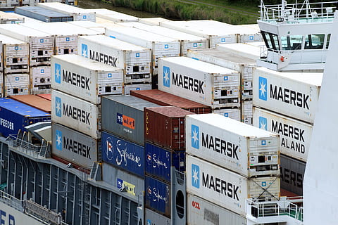 Stok, Maersk, intermodal, konteyner, gemi, yük gemisi, şarj etmek, şilep, kargo, Nakliye, taşıma, mimari, yapılı yapı, dış yapı, gün, Kent, insansız, bina, yüksek açılı görünüş, iletişim, açık havada, doğa, taşımacılık, yerleşim bölgesi, Su, pencere, batılı olmayan senaryo, Güneş ışığı, ulaşım modu, 5K, CC0, kamu malı, telif ücretsiz