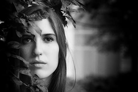 fotografie ve stupních šedi, žena, vedle, listy, ve stupních šedi, fotografie, čelenka, Černý a bílý, ženy, lidé, jedna osoba, žen, portrét, krása, mladého dospělého, Krásná, kavkazského etnika, venku, Mladá žena, při pohledu na fotoaparát, móda, dospělý, Příroda, pouze jedna žena, smyslnost, lidská tvář, hrůza, strašidelný, pouze ženy, deprese - smutek, střela do hlavy, volnočasové aktivity, rostlina, životního stylu, skutečných lidí, detail, krásná žena, kvetoucí rostlina, zaměřit se na popředí, část těla, vlasy, účes, teenager, 5K, CC0, veřejná doména, bez autorských práv