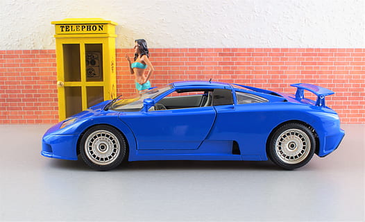 modello di auto, bugatti, auto, modello, vecchi tempi, giocattoli, auto sportiva, vecchio, blu, motorsport, veicolo, classico, settore automobilistico, cabina telefonica, donna, Telefono, diorama, mezzi di trasporto, lunghezza intera, giorno, in piedi, vista laterale, veicolo a motore, modo di trasporto, adulto, giovane adulto, donne, viaggio, seduta, architettura, vacanza, 5K, CC0, dominio pubblico, privo di copyright