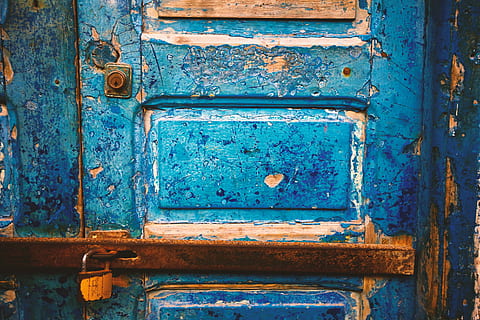 fotografía de enfoque, azul, de madera, cerrado, puerta, marrón, 4 paneles, Puerta de 4 paneles, modelo, textura, bloquear, moho, antiguo, material de madera, Entrada, nadie, erosionado, día, de cerca, metal, antecedentes, seguridad, oxidado, fotograma completo, la seguridad, dañado, proteccion, atropellar, al aire libre, pestillo, deterioro, color turquesa, 2K, CC0, dominio público, libre de derechos