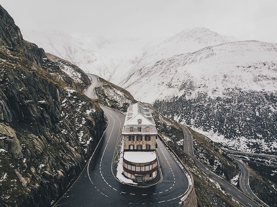 aereo, guarda la foto, calcestruzzo, costruzione, strada, strada a zig zag, formosa, strade, montagna, circondato, la neve, giorno, piegare, picco, temperatura fredda, inverno, scenics - natura, mezzi di trasporto, nessuno, bellezza nella natura, natura, catena montuosa, vista dall'alto, modo di trasporto, direzione, architettura, strada di montagna, struttura costruita, la strada davanti, all'aperto, montagna innevata, 4K