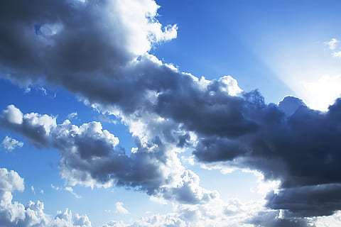 taivas, pilviä, aurinko-, pilvi - taivas, sininen, cloudscape, ympäristö, kauneus luonnossa, taustat, dramaattinen taivas, ilmapiiri, auringonvalo, luonto, maisemat - luonto, tuuli, moody sky, pilvinen, valkoinen väri, pörröinen, tyyneys, meteorologia, ei ihmisiä, aurinko, kirkas, ulkona, ilmasto, abstrakti tausta, abstrakti, 4K, CC0, public domain, rojaltivapaa