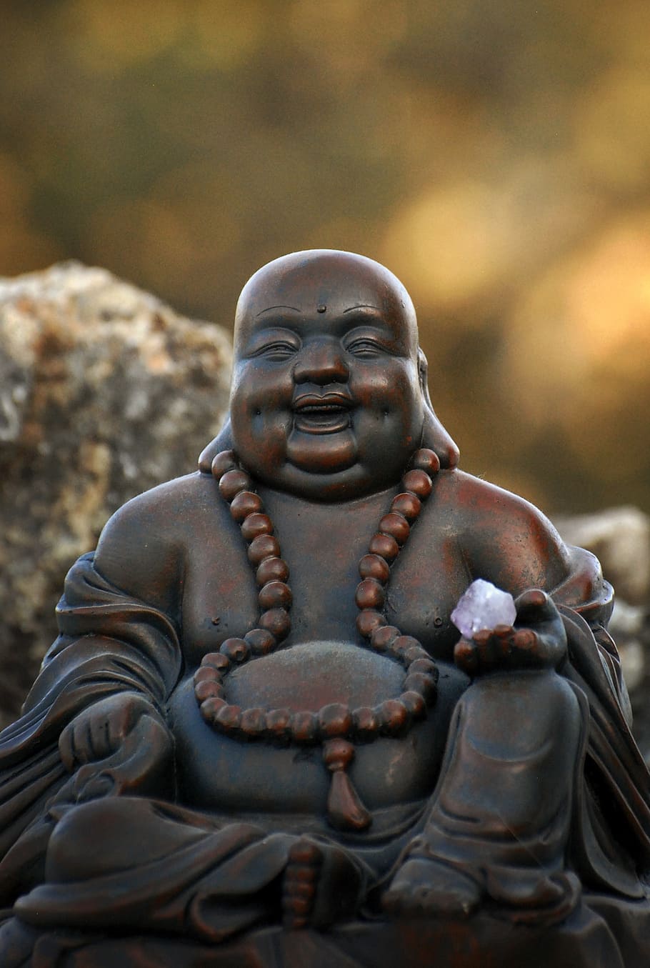 figureta de buddha rient, zen, Buda, reflexió, brillantor, aura, pau, meditació, ioga, estàtua, imatge, budisme, espiritual, talla, oriental, deïtat, budista, monjo, retallada, religió, figureta, barriga, felicitat, escultura, art i artesania, espiritualitat, representació humana, representació, semblança masculina, creença, creativitat, cap gent, centrar-se en primer pla, primer pla, lloc de culte, dia, artesania, sòlid, a l'aire lliure, ídol, 1080P