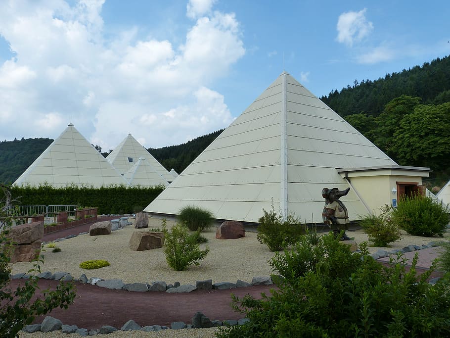 piràmide, núvols, piràmides, triangle, sauerland, arquitectura, parc, bosc, estructura construïda, exterior de l'edifici, cel, planta, núvol - cel, naturalesa, arbre, cap gent, el passat, dia, història, destinacions de viatge, edifici, viatjar, a l'aire lliure, creixement, sostre, turisme, civilització antiga, 4K
