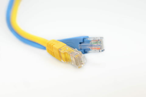 réseau, câbles de réseau, câbles de réseau, réseau, connecteur réseau, câble, câble patch, macro, rj45, jaune, bleu, paire, lien, câble d'ordinateur, prise de connexion réseau, La technologie, réseau informatique, l'Internet, la communication, Technologie sans fil, équipement informatique, ordinateur, fond blanc, prise de vue en studio, fermer, à l'intérieur, personne, communications globales, équipement, équipement de télécommunication, Téléphone, câblé, équipement électrique, ligne téléphonique, cordon téléphonique, routeur, 4K, CC0, domaine public, libre de droits