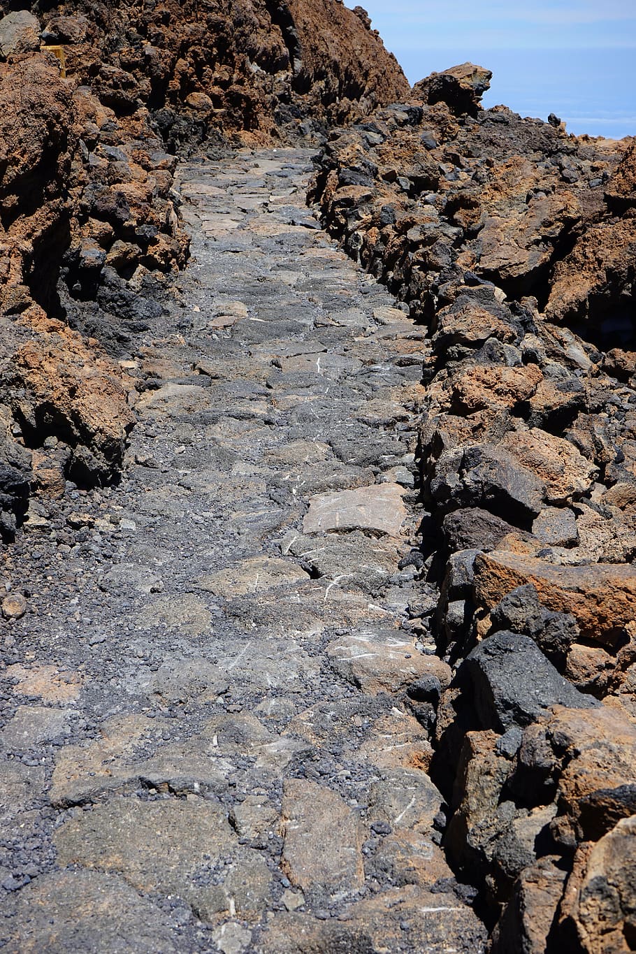 ruta, lluny, Camí, lava, roca de lava, basalt, teide, flux de lava, pic del teide, teyde, parc nacional, tenerife, Illes Canàries, naturalesa, rock - object, a l'aire lliure, rock, sòlid, dia, formació de roca, cap gent, llum solar, tranquil·litat, aspre, terra, escena tranquil·la, textura, direcció, bellesa a la natura, cel, escena no urbana, el camí a seguir, geologia, erosionat, 5K