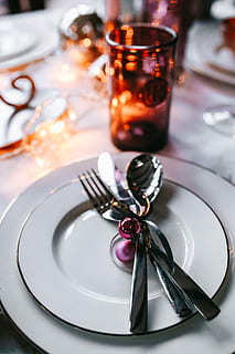 décorations de table de noël, Noël, table, décorations, set de table, rose, vacances, charme, assiette, serviette de table, argenterie, dîner, vaisselle, fourchette, nappe de table, à manger, restaurant, fête, décoration, personne, banquet, mise en place, repas, couteau de table, aliments, élégance, le déjeuner, un service, Nourriture et boisson, verre à boire, ustensile de cuisine, équipement ménager, verre, fermer, à l'intérieur, réglage, cuillère, nature morte, boisson, rafraîchissement, se concentrer sur le premier plan, 4K, CC0, domaine public, libre de droits