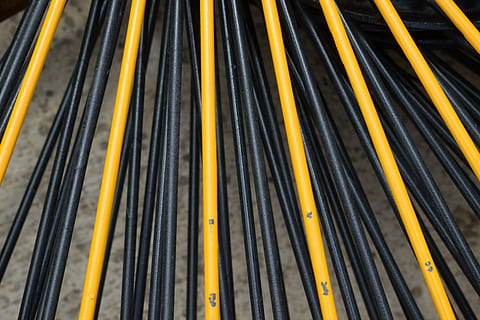 cavo, struttura, giallo, nero, metallo, fotogramma intero, color oro, all'aperto, nessuno, sfondi, avvicinamento, industria, vista dall'alto, modello, di fila, architettura, mezzi di trasporto, astratto, tecnologia, fianco a fianco, ripetizione, connessione, illuminato, 5K, CC0, dominio pubblico, privo di copyright