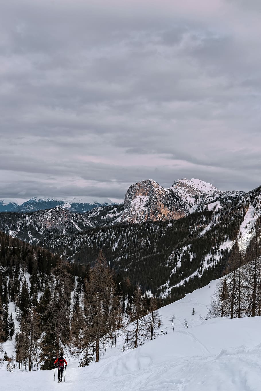 gunung, tertutupi, salju, berawan, siang hari, pemandangan gunung, pemain ski, cloudscape, musim dingin, olahraga, alam, petualangan, berjalan, kenaikan, nafsu berkelana, jalan, pohon, hutan, dolomit, suhu dingin, awan - langit, scenics - alam, langit, keindahan di alam, lingkungan Hidup, tanah, adegan yang tenang, menanam, warna putih, pegunungan, ketenangan, adegan non-urban, pemandangan, gunung berselimut salju, di luar rumah, cuaca ekstrim, 5K
