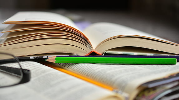 grøn, farveblyant, Bestil, bog, bog, sider, lære, undersøgelse, bogsider, bibelstudiet, åbne bøger, bibel, hellige skriftsted, litteratur, slog, Guds ord, Læs, åben bibel, stak, dokument, uddannelse, papir, bunke, forretning, data, læring, ingen mennesker, skrivebord, side, gruppe af objekter, åben, indendørs, offentliggørelse, selektiv fokusering, stilleben, tæt på, meddelelse, bord, visdom, ekspertise, studere, lærebog, indbundet bog, 5K, CC0, offentligt domæne, royaltyfrie