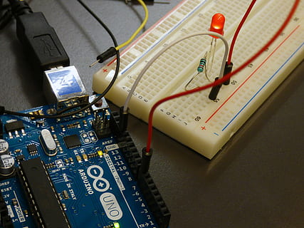 bleu, circuit imprimé, blanc, circuit intégré, ordinateur, La technologie, robot, équipement informatique, électronique, Arduino, des ordinateurs, Composants, il, équipement, Salle informatique, la programmation, des câbles, les leds, projet, personne, lien, vue grand angle, la communication, fermer, à l'intérieur, contrôle, nature morte, câble, Industrie électronique, complexité, puce informatique, commutateur, industrie, la musique, texte, Panneau de contrôle, composant électrique, 4K, CC0, domaine public, libre de droits