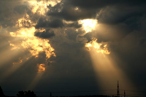 åskväder, moln, väder, himmel, storm, skymning, solnedgång, Sol, natur, lugn, inget folk, moln - himmel, skönhet i naturen, solstråle, solljus, scenics - natur, silhuett, lågvinkelvy, orange färg, dramatisk himmel, lugn plats, idyllisk, clouds, utomhus, linsflare, elektricitet, ljus, streaming, starkt upplyst, 5K, CC0, offentligt domän, royaltyfria