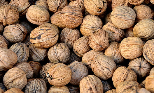 lot de noix brunes, noyer, des noisettes, taquin, laissé sans traitement, marché, achat, en bonne santé, bio, aliments, Naturkost, Nourriture et boisson, alimentation saine, coquille de noix, noix - nourriture, arrière-plans, plein cadre, grand groupe d'objets, texturé, écrou, abondance, fraîcheur, nature morte, bien-être, personne, fermer, marron, à vendre, 5K, CC0, domaine public, libre de droits