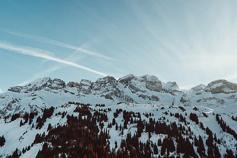 Gletscherberg, Tag, verschneite Berge, Gebirge, Hügel, Felsen, Wolken, Winter, Schnee, kalte Temperatur, Schönheit in der Natur, Szenen - Natur, Berg, Himmel, schneebedeckter Berg, ruhige Szene, Ruhe, Umgebung, Natur, Nicht-städtische Szene, keine Leute, Landschaft, weiße Farbe, idyllisch, draußen, Gipfel, Kondensstreifen, 5K, CC0, gemeinfrei, lizenzfrei