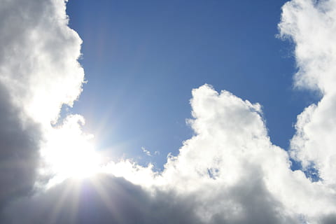 blanco, tiempo de día, cielo azul, Sol azul, nubes, agradable, clima, cielo, azul, Dom, buen tiempo, naturaleza, día, nube - cielo, al aire libre, antecedentes, verano, paisaje de nubes, aire, luz del sol, cúmulo, scenics, luz - fenómeno natural, estratosfera, brillante, meteorología, mullido, nublado, nadie, espacio, belleza en la naturaleza, rayo de sol, paisajes - naturaleza, ambiente, el color blanco, atmósfera, idílico, escena tranquila, tranquilidad, viento, brillantemente iluminado, 4K, CC0, dominio público, libre de derechos