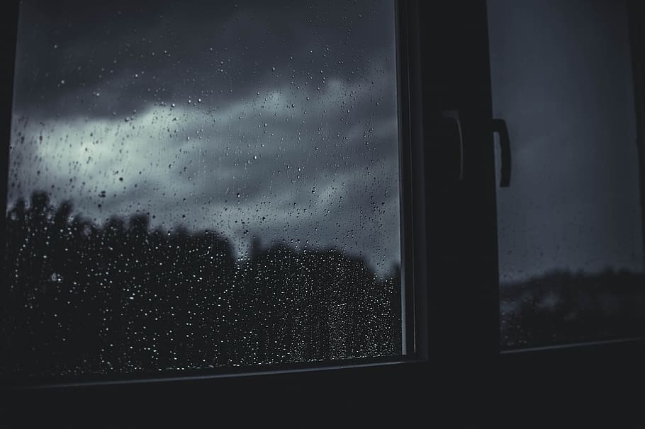 vindue, morgendug, gråtonebillede, regn, vand, mørk, nat, værelse, hus, glas - materiale, gennemsigtig, indendørs, våd, glas, ingen mennesker, himmel, natur, dråbe, tæt på, dag, sky - himmel, skumring, afspejling, kondensation, regndråbe, regntiden, 4K