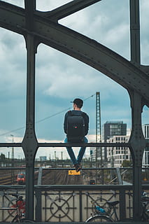 uomo, seduta, superiore, ponte, persona, barra di metallo, nube, cielo, acciaio, cavo, treno, traccia, bicicletta, zaino, sospensione, vista, Hackerbrücke, Monaco, una persona, struttura costruita, persone reali, architettura, uomini, in piedi, stili di vita, esterno dell'edificio, città, nuvola - cielo, giorno, natura, all'aperto, attività di svago, abbigliamento casual, lunghezza intera, connessione, retrovisore, paesaggio urbano, 5K, CC0, dominio pubblico, privo di copyright