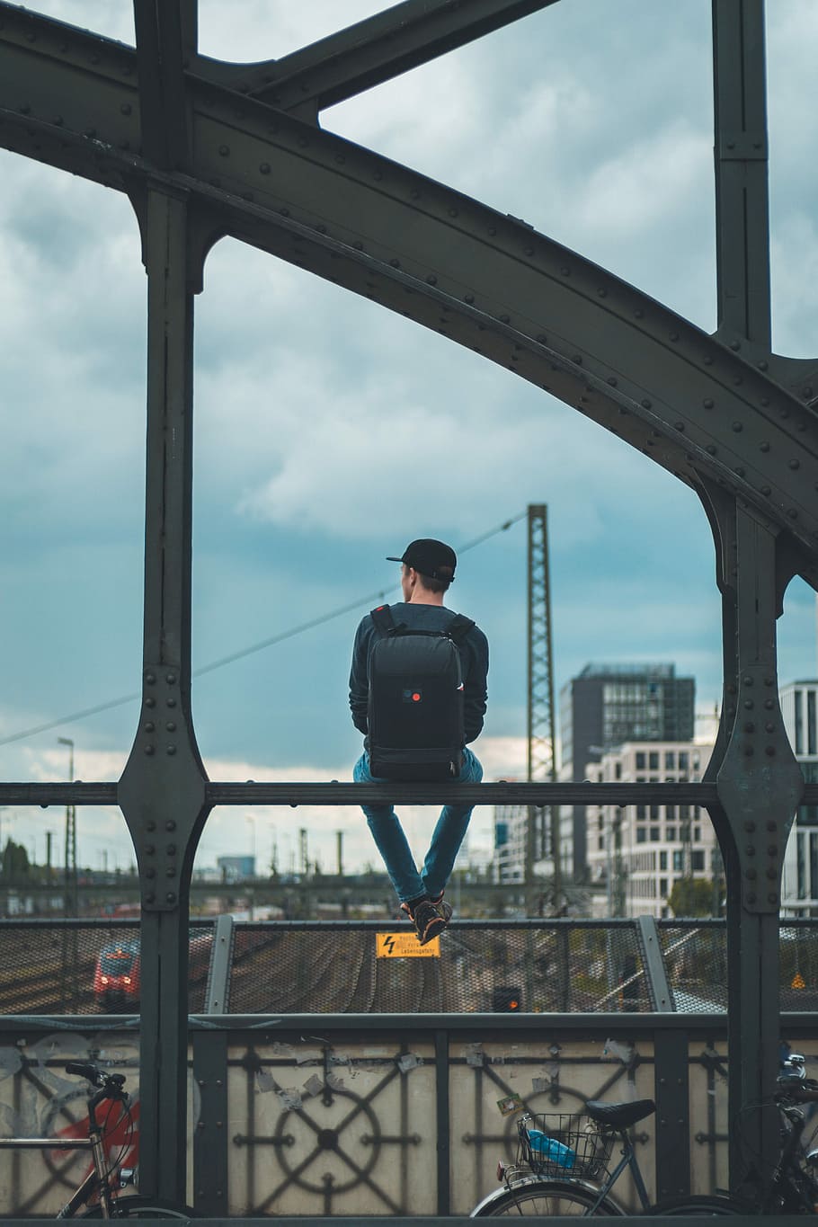 uomo, seduta, superiore, ponte, persona, barra di metallo, nube, cielo, acciaio, cavo, treno, traccia, bicicletta, zaino, sospensione, vista, Hackerbrücke, Monaco, una persona, struttura costruita, persone reali, architettura, uomini, in piedi, stili di vita, esterno dell'edificio, città, nuvola - cielo, giorno, natura, all'aperto, attività di svago, abbigliamento casual, lunghezza intera, connessione, retrovisore, paesaggio urbano, 5K
