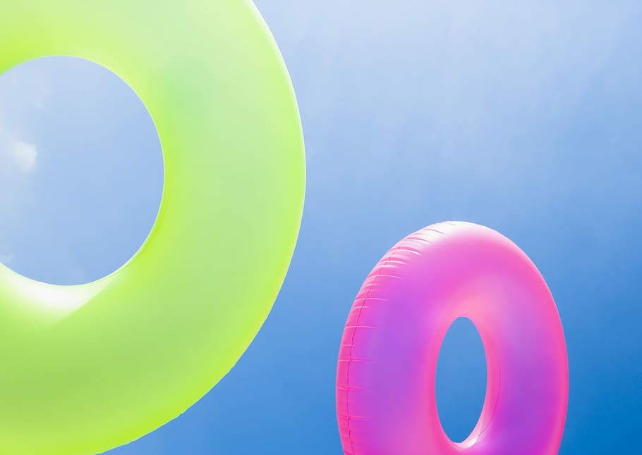 Himmel, Ballon, Sommer-, mehrfarbig, Kreis, Blau, keine Leute, Spaß, auf dem Wasser schwimmen, pinke Farbe, Natur, Tag, Flachwinkelansicht, in der Luft, Feier, klarer Himmel, aufblasbar, Nahansicht, Geometrische Figur, draußen, Sonnenlicht, schweben, Schwimmbad, 2K