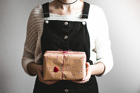 mujer, participación, marrón, caja de regalo, en pie, frente, blanco, pared, intitulado, paquete, baston de caramelo, cuerda, presente, sección en medio, una persona, vista frontal, adulto, foto de estudio, adentro, adulto joven, ropa casual, de cerca, ropa, parte del cuerpo humano, lazo atado, arco, regalo, color rosa, celebracion, caja - contenedor, 5K, CC0, dominio público, libre de derechos