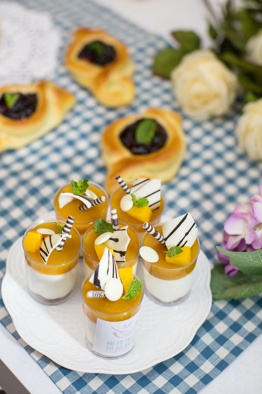 gâteau, dessert, cuisson, délicieux, gourmet, aliments, table, Nourriture et boisson, fraîcheur, prêt à manger, nature morte, aliments sucrés, indulgence, vue grand angle, se concentrer sur le premier plan, personne, à l'intérieur, fermer, nappe de table, sucré, cuit, tentation, portion, plateau, garnir, 5K