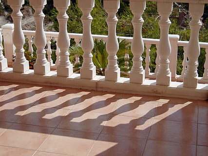 balaustra, mandrini, ombra, modello, riga, terrazza, soleggiato, ringhiera, colonna, balcone, architettonico, esterno, struttura, decorativo, ornato, piastrelle, luce del sole, pavimentazione, natura, giorno, nessuno, in casa, piastrella, Colore bianco, vista dall'alto, fianco a fianco, pavimento piastrellato, di fila, ripetizione, architettura, assenza, design, 1080P