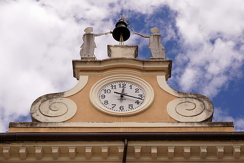 Torre del Reloj, hora, reloj, torre, tiempo de, cielo, la cara del reloj, marcar, bardolino, Italia, Garda, vacaciones, Mediterráneo, nube - cielo, vista de ángulo bajo, arquitectura, exterior del edificio, estructura construida, edificio, nadie, naturaleza, día, historia, el pasado, destinos de viaje, ciudad, lugar de adoración, minutero, palacio de justicia, 4K, CC0, dominio público, libre de derechos