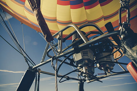 multicolore, caldo, mongolfiera, blu, cielo, giorno, volante, motore, galleggiante, mezzi di trasporto, modo di trasporto, nessuno, natura, all'aperto, avventura, Inquadratura dal basso, nave nautica, veicolo aereo, giallo, metallo, sport, acqua, viaggio, avvicinamento, barca a vela, 5K, CC0, dominio pubblico, privo di copyright