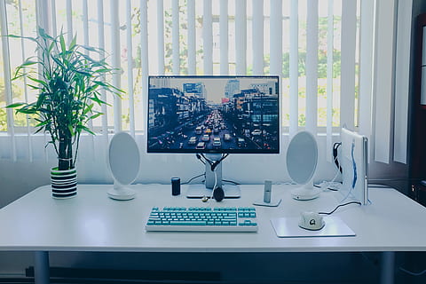 schwarz, eben, Bildschirm Computer, Monitor;, Tastatur;, Lautsprecher;, Maus, Schreibtisch, Foto, eingeschaltet, Bildschirm TV, Computer, Bildschirm, Tastatur, Tabelle, Technologie, drinnen, Kommunikation, keine Leute, Büro, Möbel, Fenster, Computerausrüstung, Pflanze, kabellose Technologie, Geschäft, Verbindung, Computerbildschirm, Tag, Natur, Topfpflanze, Laptop, elektrische Ausrüstung, 4K, CC0, gemeinfrei, lizenzfrei