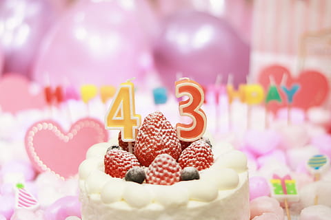 tret macro, pastís de maduixa, postres, pastís, menjar dolç, menjar, celebració, cupcake, gourmet, aniversari, caramels, gel, decoració, amor, cap gent, festa - esdeveniment social, color rosa, multicolor, forma del cor, menjar i beguda, pastís d'aniversari, dolç, esdeveniment, al forn, indulgència, espelmes d'aniversari, temptació, dia de Sant Valentí: vacances, 1080P, CC0, domini públic, lliure de regalies
