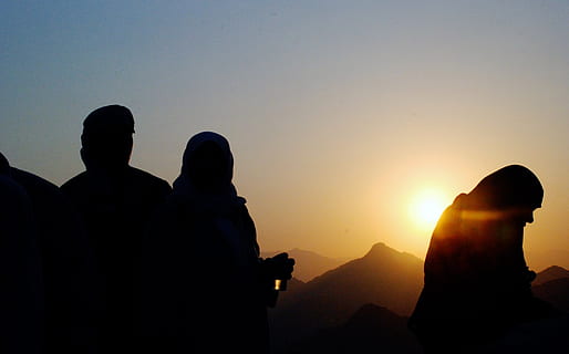 foto de la silueta, gent, de peu, muntanyes, posta de sol, sol, cel, sortida del sol, núvols, núvol, resant, islam, a l'aire lliure, silueta, naturalesa, homes, persones reals, estils de vida, activitat d'oci, color taronja, cel clar, unió, bellesa a la natura, còpia espai, amistat, llum solar, 2K, CC0, domini públic, lliure de regalies