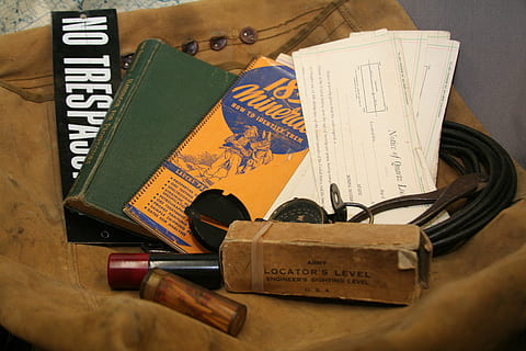 aventura, mapes, eines, exploració, viatge, descobriment, vacances, mapa del tresor, mapa vintage, viatjar, viatges d'aventura, vell, senderisme, mineria, equipament, actiu, trek, vintage, a l'interior, natura morta, primer pla, grup d'objectes, cap gent, taula, vista d’angle alt, paper, llibre, text, publicació, comunicació, el passat, història, bolígraf, tir de l'estudi, material de fusta, educació, antiguitat, 2K, CC0, domini públic, lliure de regalies