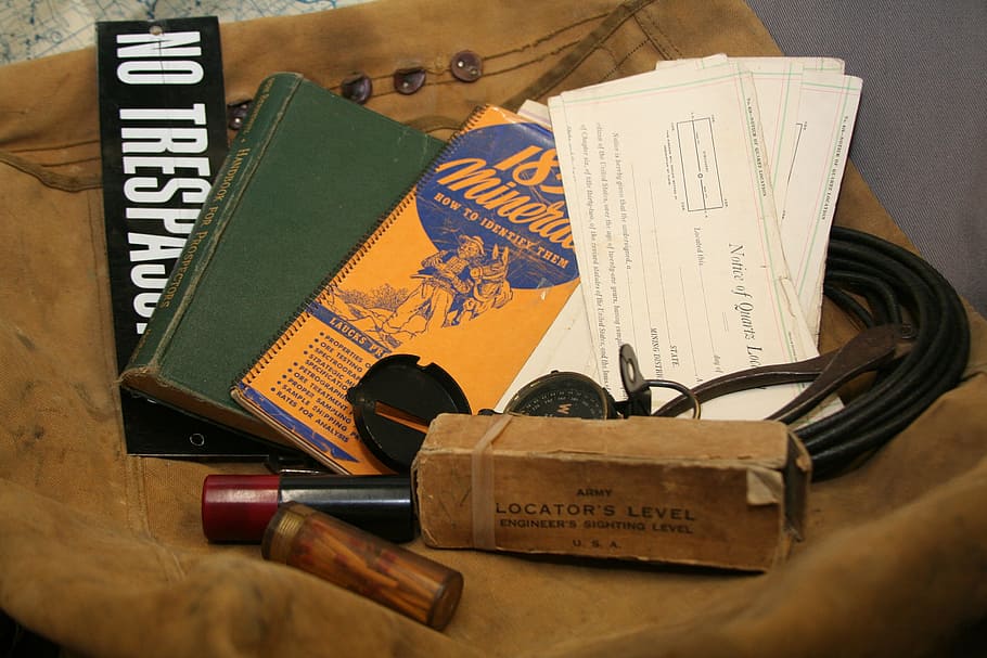avventura, mappe, utensili, esplorazione, viaggio, scoperta, vacanza, mappa del tesoro, mappa d'epoca, viaggio avventuroso, vecchio, escursioni a piedi, estrazione, attrezzatura, attivo, trekking, Vintage ▾, in casa, natura morta, avvicinamento, gruppo di oggetti, nessuno, tavolo, vista dall'alto, carta, libro, testo, pubblicazione, comunicazione, il passato, storia, penna, girato in studio, legno - materiale, formazione scolastica, antico, 2K