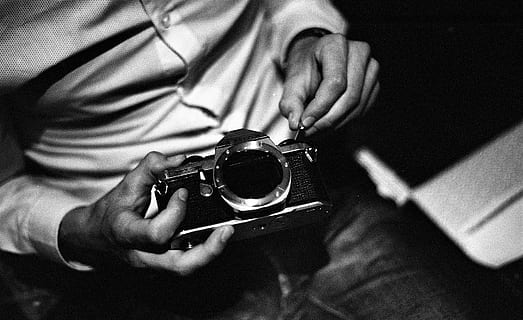 de herinneringen vasthouden, man met camera, camera, hand-, houden, man, persoon, midsection, een persoon, muziekinstrument, bezit, muziek-, kunst cultuur en entertainment, artiest, binnenshuis, detailopname, menselijke hand, vooraanzicht, echte mensen, mannen, casual kleding, musicus, volwassen, retro gestileerd, 2K, CC0, publiek domein, royaltyvrij