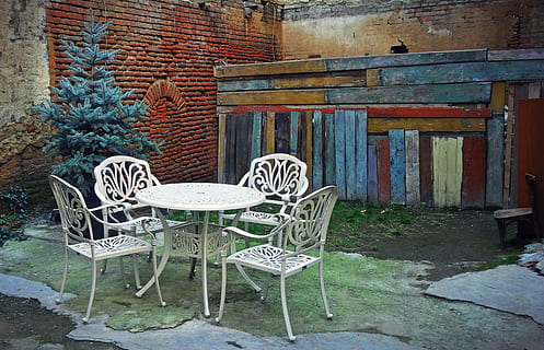 tbilisi, yard, roh, stůl, židle, utěšit, absence, nikdo, architektura, stavba, nábytek, sedadlo, budova, prázdný, exteriér budovy, den, nástěnný prvek, venku, dřevo - materiál, Dům, Příroda, rostlina, zeď, starý, 4K, CC0, veřejná doména, bez autorských práv