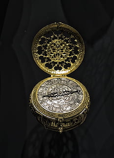 zlato, stříbrná kapsa, hodinky, stříbrný, kapesní hodinky, hodiny, řetězec, Černá, luxus, starý, kapesní, hodina, muzeum, klenot, muž, mužský, černé pozadí, finance, studio shot, detail, zlaté barvy, nikdo, uvnitř, bohatství, kov, vzor, jeden objekt, design, tvar, svítí, geometrický tvar, kruh, osvětlovací zařízení, stálý život, dekorace, sklo - materiál, světlo, antický, strop, elektrická lampa, 2K, CC0, veřejná doména, bez autorských práv