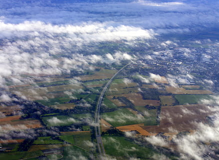 grond, gebouw, wolk, hemel, wit, vlak, dag, de waas, architectuur, luchtfoto, wolk - lucht, landschap, natuur, ingebouwde structuur, scenics - natuur, geen mensen, buitenkant van het gebouw, schoonheid in de natuur, vervoer, rustige scène, stad, milieu, fabriek, kalmte, stadsgezicht, buitenshuis, 2K, CC0, publiek domein, royaltyvrij