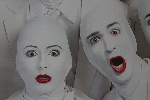 masculí, femella, blanc, foto de maske, home i dona, maske, foto, cares, llavis vermells, rostre humà, mirant la càmera, representació humana, part del cos humà, estrany, retrat, maquillatge, part del cos, vermell, a l'interior, tirada al cap, llapis de llavis, gent, por, adult jove, primer pla, creativitat, emoció, art i artesania, llavis humans, boca oberta, 5K, CC0, domini públic, lliure de regalies