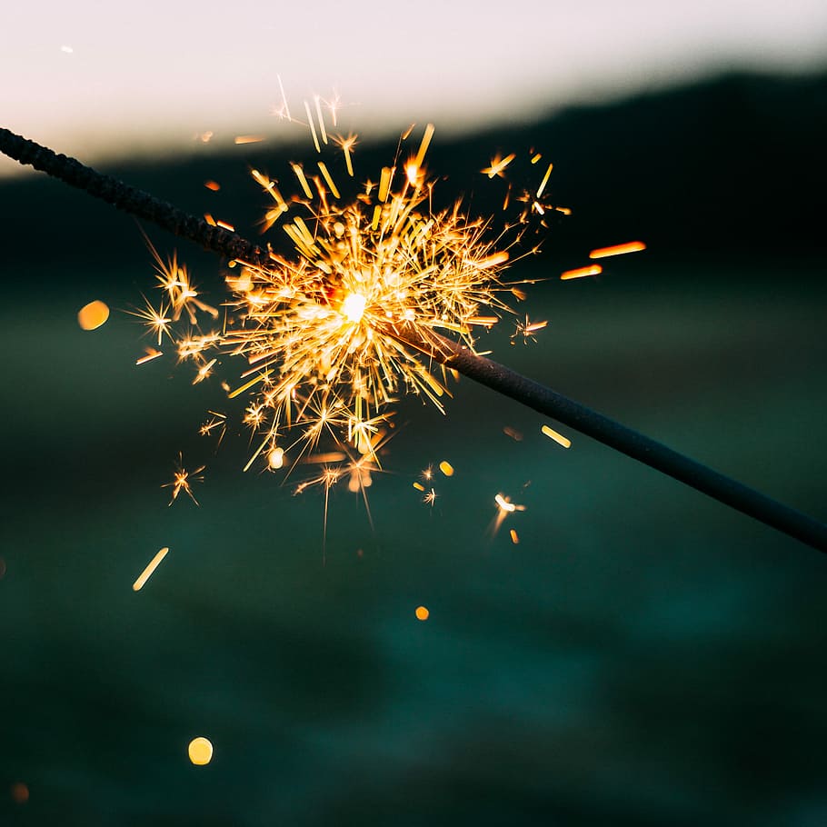 superficiale, fotografia a fuoco, sparkler, petardo grigio frizzante, fuoco d'artificio, scintilla, luce, bruciare, contento, Vigilia di Capodanno, nuovo anno, silvester, luminosa, scintillare, celebrazione, illuminato, evento, movimento, cultura artistica e intrattenimento, lunga esposizione, notte, movimento sfocato, Fuochi artificiali, che esplode, raggiante, fuochi d'artificio - Oggetto creato dall'uomo, nessuno, natura, scintille, concentrarsi sulle conoscenze acquisite, avvicinamento, all'aperto, 2K
