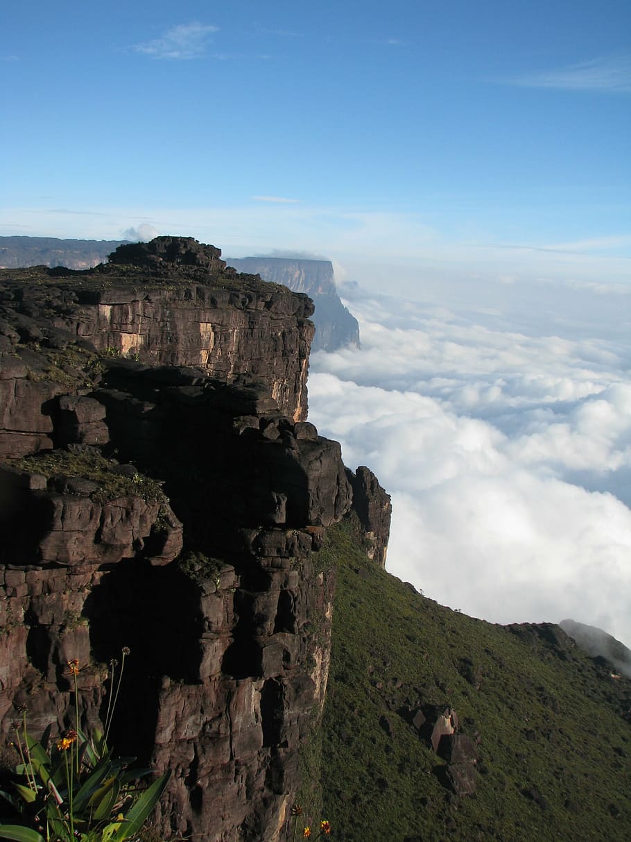 naturalesa, roraima, canaima, cel, muntanya, escenics - natura, escena tranquil·la, bellesa a la natura, rock, formació de roca, tranquil·litat, medi ambient, núvol - cel, paisatge, rock - object, dia, cap gent, escena no urbana, terra, sòlid, penya-segat, viatjar, a l'aire lliure, formació, cim de muntanya, 2K