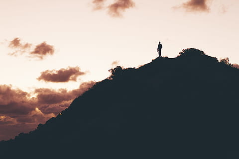 Foto, Mann, Stehen, oben, Berg, Klippenfotografie, Person, oben stehend, Wolke, Silhouette, Natur, Sonnenuntergang, Himmel, draußen, szenen, hinterleuchtet, Landschaft, wolke - himmel, keine Leute, eine Person, Schönheit in der Natur, Szenen - Natur, Freizeitbeschäftigung, ruhige Szene, Rock, Lebensstile, Ruhe, Rock - Objekt, echte Menschen, Aktivität, Abenteuer, Gipfel, 5K, CC0, gemeinfrei, lizenzfrei