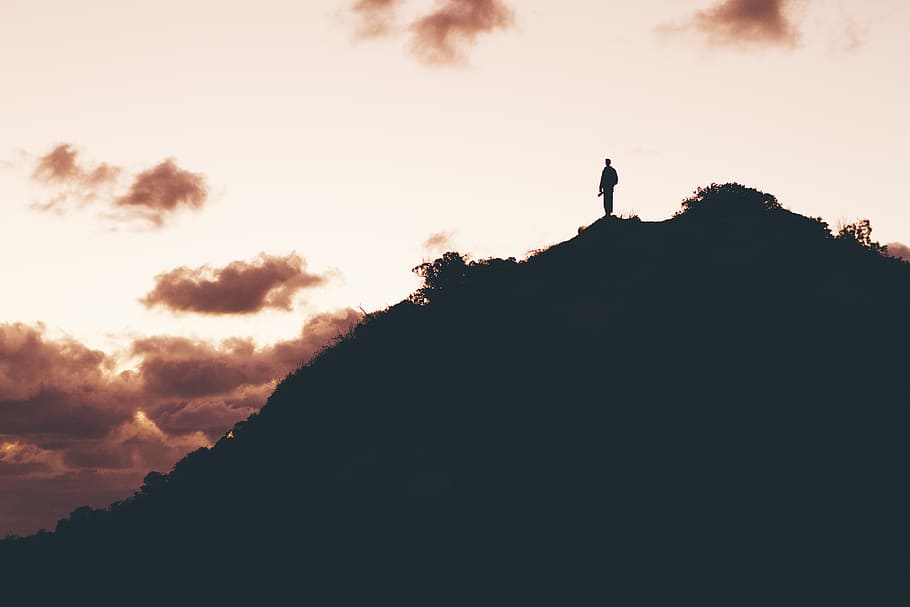 Foto, mand, stående, top, bjerg, cliff fotografering, person, stående på toppen, Sky, silhuet, natur, solnedgang, himmel, udendørs, scenics, baggrundsbelyst, landskab, sky - himmel, ingen mennesker, en person, skønhed i naturen, scenics - natur, fritidsaktivitet, rolig scene, klippe, livsstil, ro, rock-objekt, rigtige mennesker, aktivitet, eventyr, bjergtop, 5K