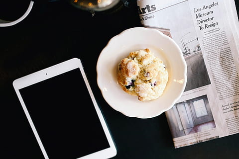 hvid, mad, keramisk, plade, ipad, keramisk plade, muffin, morgenmad, avis, trådløs teknologi, kaffe - drikke, mad og drikke, direkte over, meddelelse, bord, teknologi, indendørs, friskhed, høj vinkel visning, papir, forbindelse, måltid, drikke, sund kost, ingen mennesker, sødt mad, tæt på, 1080P, CC0, offentligt domæne, royaltyfrie