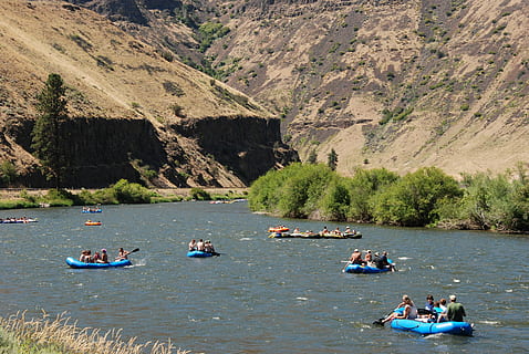 riu, fàcil, paleta, canotatge, desert, sec, yakima, Estat de Washington, Amèrica del nord, relaxa't, relaxació, calor, aigua, muntanya, aventura, naturalesa, activitat d'oci, grup de persones, vaixell nàutic, persones reals, dia, transport, estils de vida, gran grup de persones, manera de transport, viatge, vacances, festa, homes, dones, multitud, a l'aire lliure, inflable, 4K, CC0, domini públic, lliure de regalies