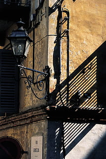 Laterne, Verschluss, Schatten, Schlagschatten, Fassade, Zuhause, Gebäude, die Architektur, Stadt, Italien, Scan, gebaute Struktur, Gebäudehülle, Sonnenlicht, Lichtanlage, Strassenlicht, Natur, keine Leute, Tag, Straße, draußen, Metall, Wandbau - Funktion, Wand, elektrische Lampe, Geländer, Flachwinkelansicht, Schmiedeeisen, 4K, CC0, gemeinfrei, lizenzfrei
