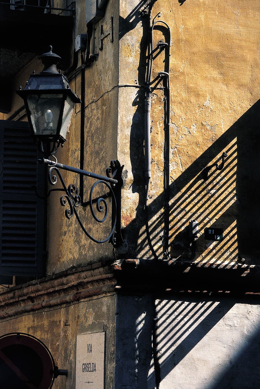 lucerna, závěrky, stín, vrhat stín, fasáda, Domov, budova, architektura, město, Itálie, skenovat, stavba, exteriér budovy, slunečního světla, osvětlovací zařízení, pouliční osvětlení, Příroda, nikdo, den, ulice, venku, kov, nástěnný prvek, zeď, elektrická lampa, zábradlí, nízký úhel pohledu, tepané železo, 4K