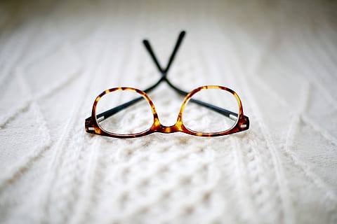 fotografie, beage-and-brown, alb, croșeta, textil, ochelari de vedere, maro, rame, tricot, bej, ochelari, a închide, Modă, vedere, selectiv, nici o persoana, echipamente de testare a ochilor, în interior, natură moartă, culoare alba, sticlă - material, sănătate și medicină, vedere în unghi mare, două obiecte, zi, culoare neagră, simplitate, transparent, accesoriu personal, ochelari de citit, 5K, CC0, domeniu public, fără drepturi de autor