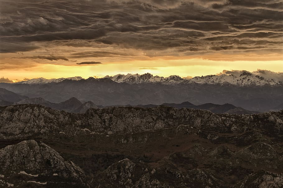 bjerg, overskyet, himmel, solnedgang, silhuet foto, bjergkæder, gylden, time, Sky, Spanien, Asturien, picos de europa, scenics - natur, skønhed i naturen, sky - himmel, ro, rolig scene, ikke-urbane scene, ingen mennesker, miljø, landskab, rock-objekt, klippe, natur, solid, idyllisk, fjern, bjergkæde, udendørs, tørt klima, 4K