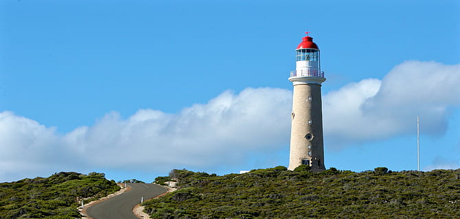 branco, vermelho, concreto, farol, cinzento, topo, estrada, nublado, céu, dia, arquitetura, nuvens, torre, direção, orientação, exterior do edifício, nuvem - céu, estrutura construída, natureza, agua, terra, viagem, construção, azul, mar, meio Ambiente, ninguém, de praia, destinos de viagem, ao ar livre, 2K, CC0, domínio público, royalty free