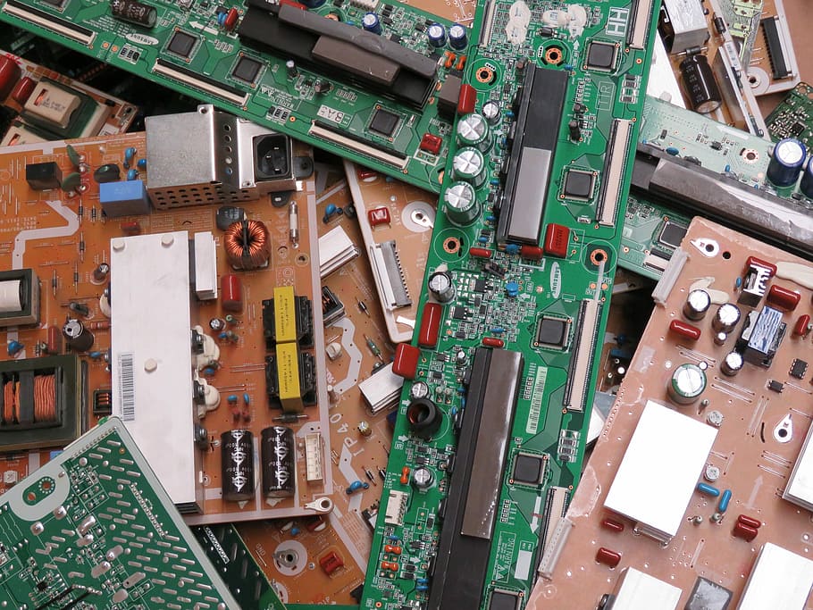 marró, verd, lot de la placa de circuit, escombraries, electrònica, plaques, targeta de circuits, cap gent, indústria electrònica, placa base, complexitat, xip d’ordinador, tecnologia, indústria, equipament, equips informàtics, vista d’angle alt, marc complet, ordinador, color verd, connexió, fons, a l'interior, part de l’ordinador, primer pla, eina de treball, CPU, component elèctric, color plata, 4K